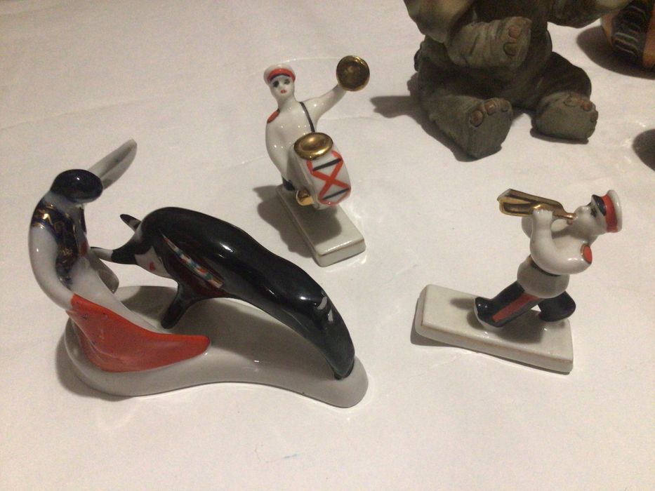 Фігурні статуетки різні.