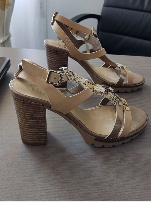 Calçado para senhora nr. 36 usado 1 vez

Botins em pele camel marca Fá