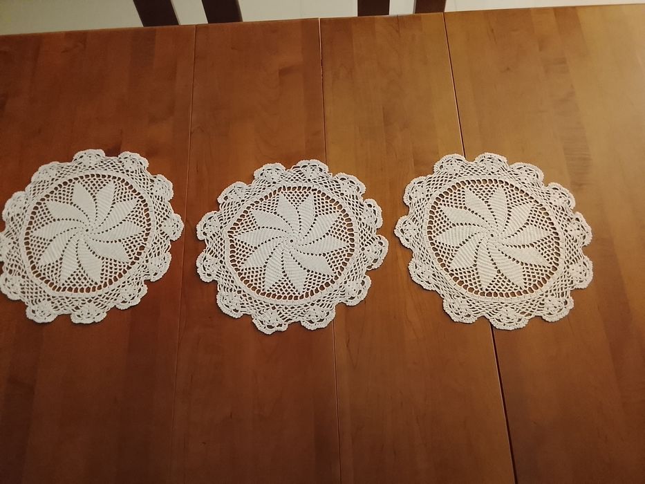 Conjunto de três naperons em crochê feitos á mão