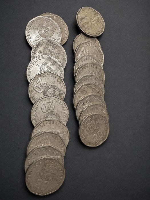 Lote de 20 moedas portuguesas de 20 escudos. Vários anos e estados de conservação. Ideal para colecionadores ou completar coleção - moedas antigas