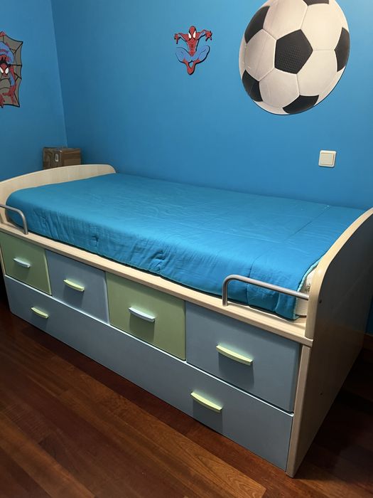 Cama de solteiro, secretária e prateleira