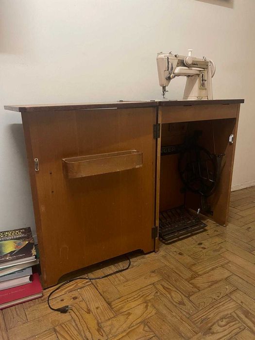 Máquina de costura antiga com móvel