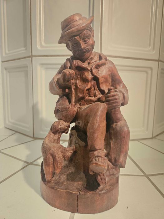 Stara ręcznie wykonana drewniana figurka wędrowca z psem 28 cm