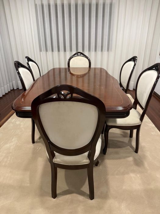 Mesa e cadeiras em veludo