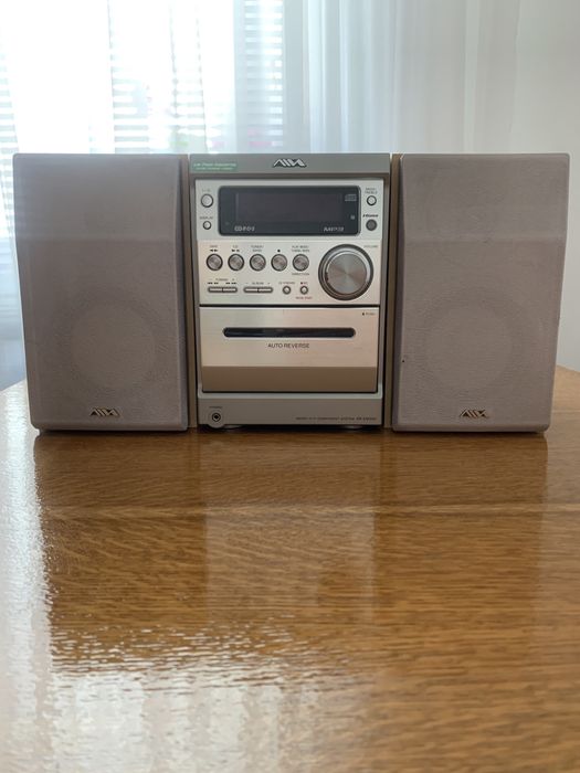 На зображенні представлено музичний центр Aiwa XR-EM333