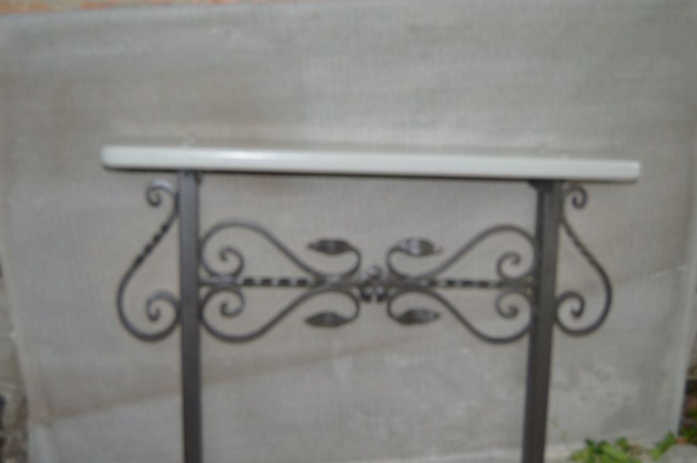 Крест.столик. лавочка. надгробница на кладбище