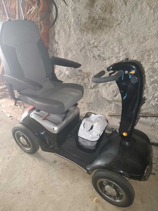 cadeira de rodas elétrica para pessoas com deficiência.