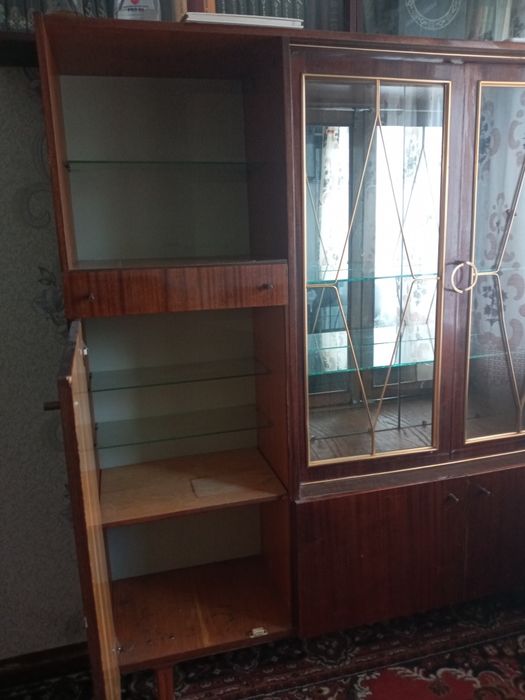 Дарю сервант-буфет палирований.