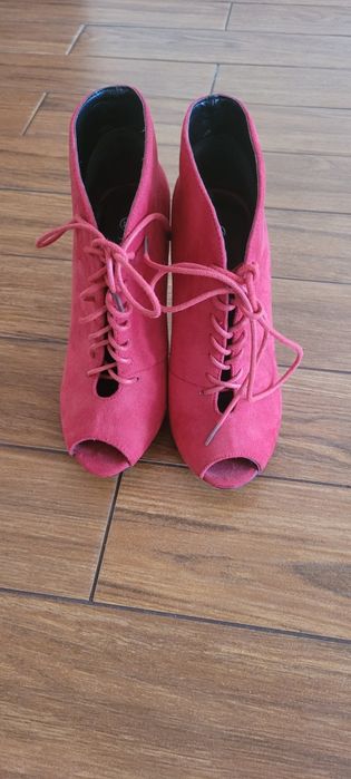Buty na szpilce z odkrytymi palcami