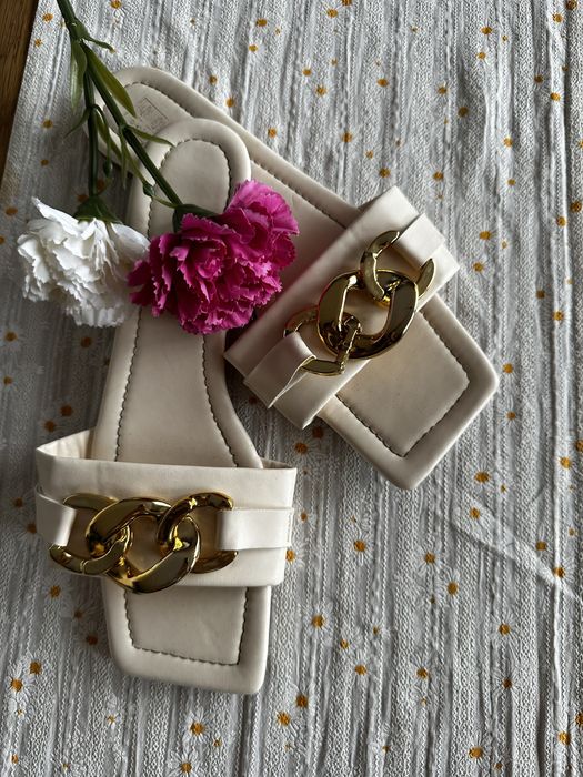 Klapki na lato beżowe kremowe boho ze zlotym zdobieniem 41