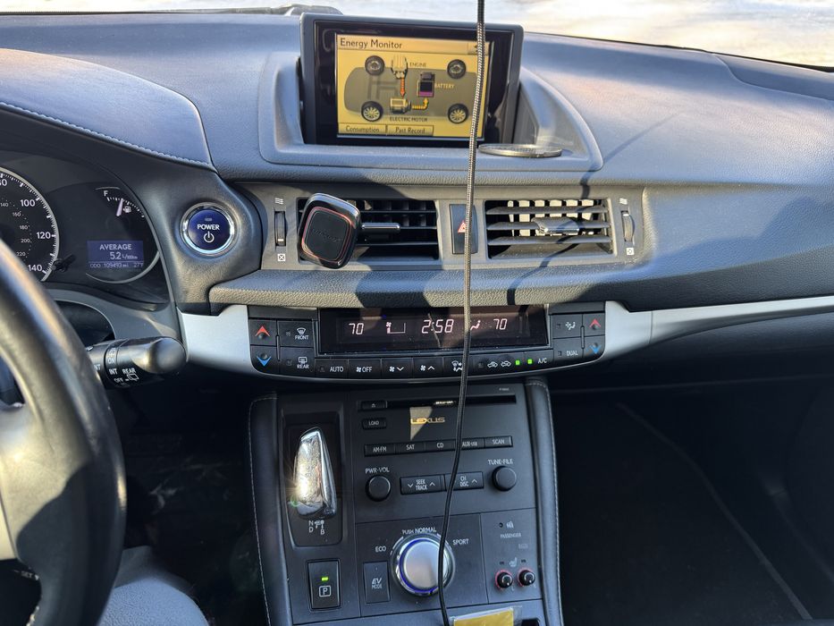 Lexus ct200h 2012 року