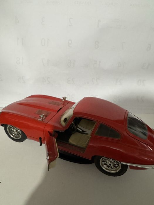 Jaguar E miniatura escala 1:18