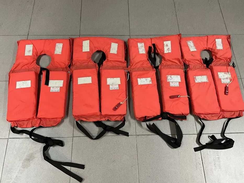 Conjunto 4 coletes Salva-Vidas para a utilização em embarcações.
