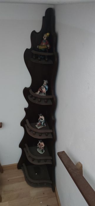 Móvel de canto com prateleiras