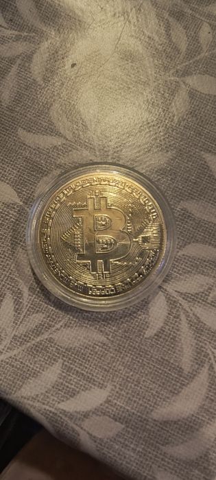 Сувенір біткоін в упаковці. Bitcoin