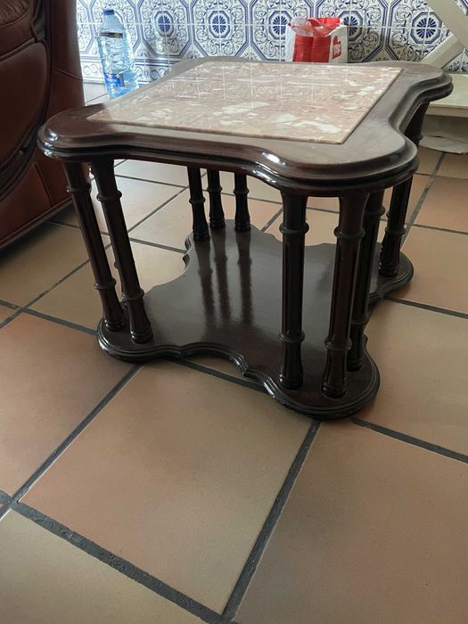 Sofás em Pele: 1 Sofá Cama 3 Lugares + 2 Poltronas + 2 Mesas de Apoio