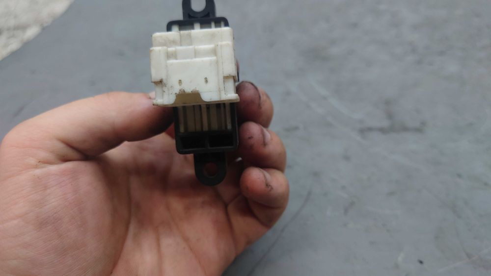 Nissan Almera N16 2 II Przełącznik Szyb Pojedynczy