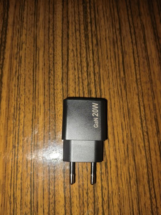 ladowarka z kablem 20Wat nowa