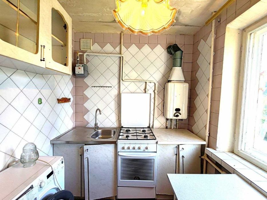 Продам 3-кімнатну квартиру на Новоорловській будинок 6.