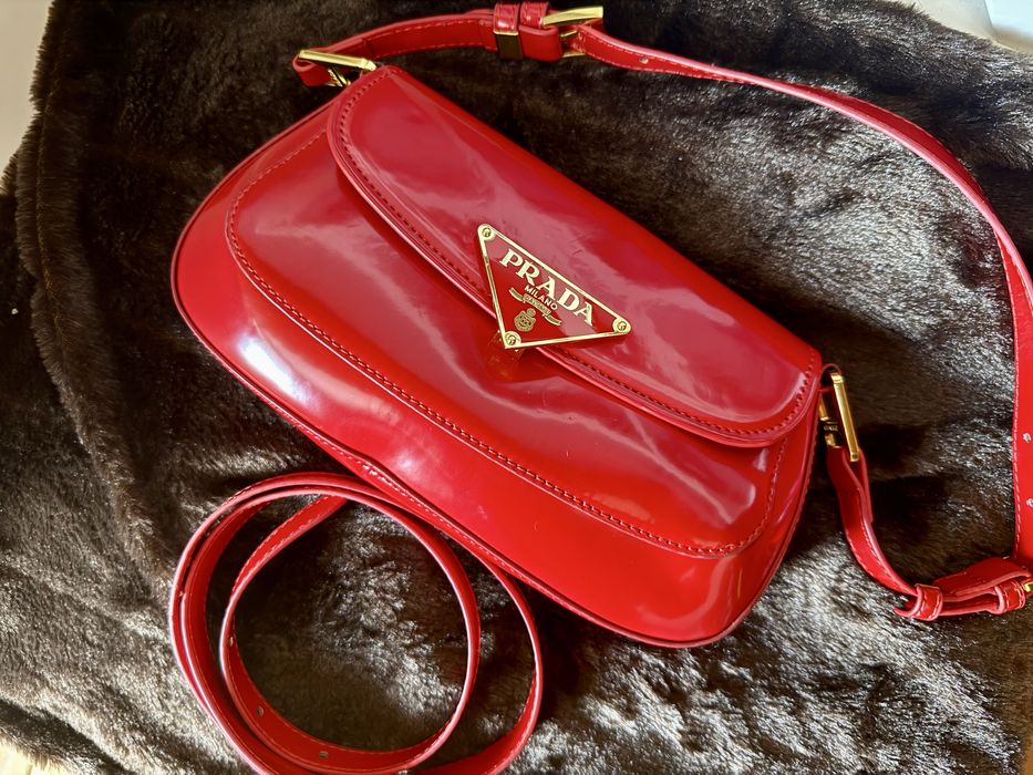 Червона лакова сумка Prada з натуральної шкіри