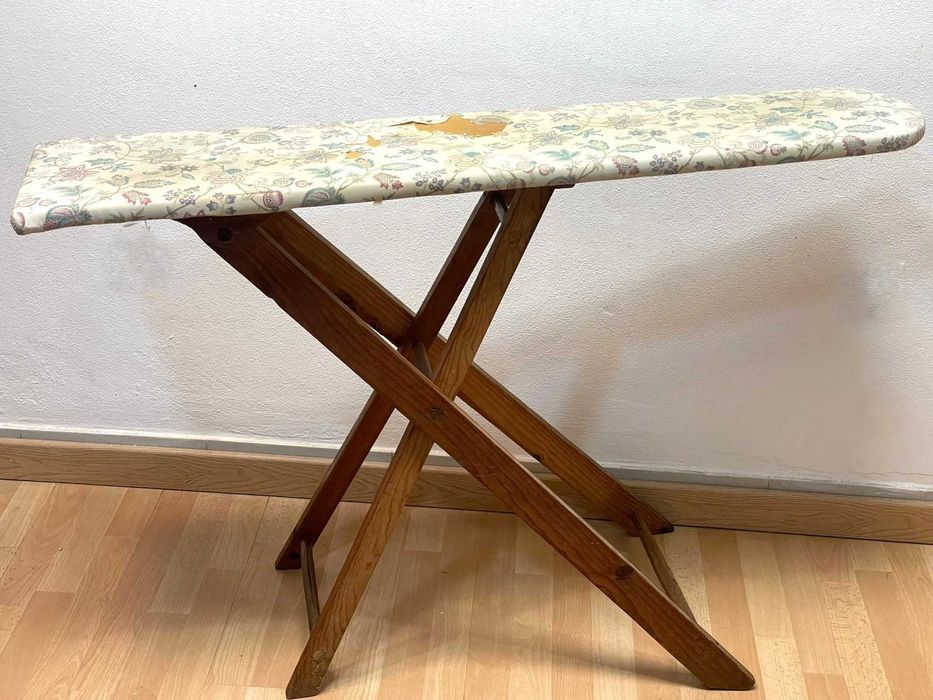 Tabua de passar a ferro antiga em pinho