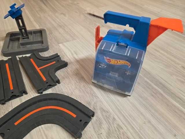Hot Wheels tory kolejowe +zajezdnia