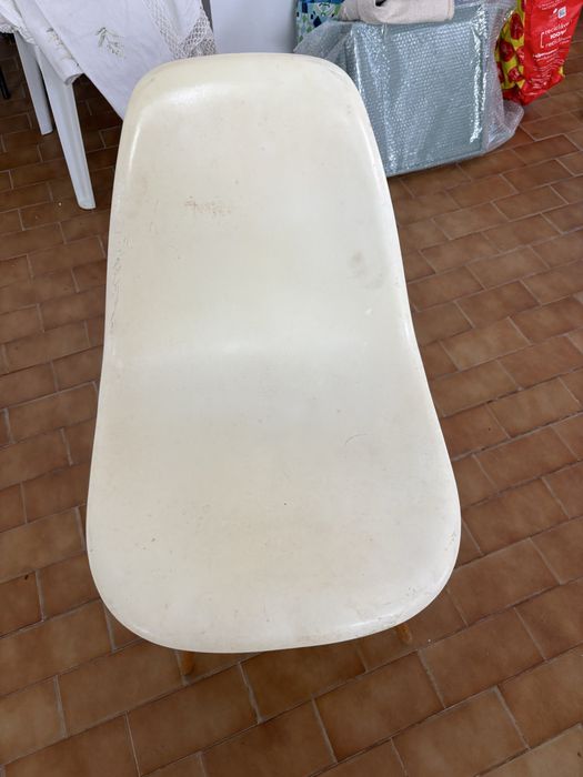 Cadeira branca tipo Eames