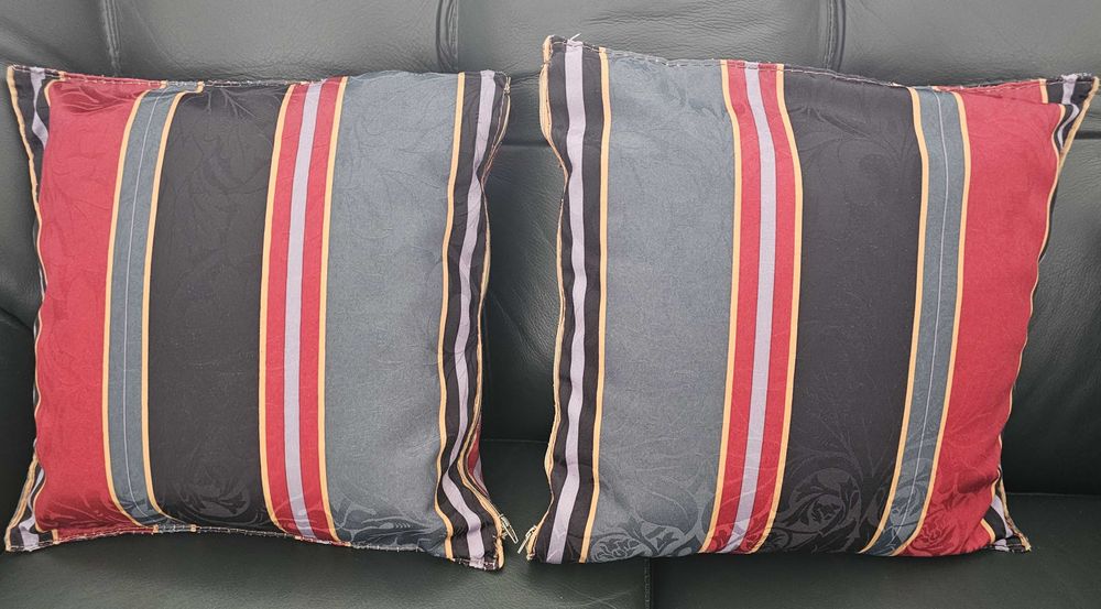 Cadeirões em madeira, forrados e almofadados a tecido