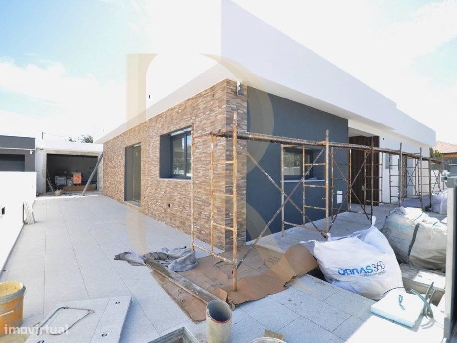 New Detached Ground-Floor T4 House with Garage and Swimming Pool in Quinta da M...