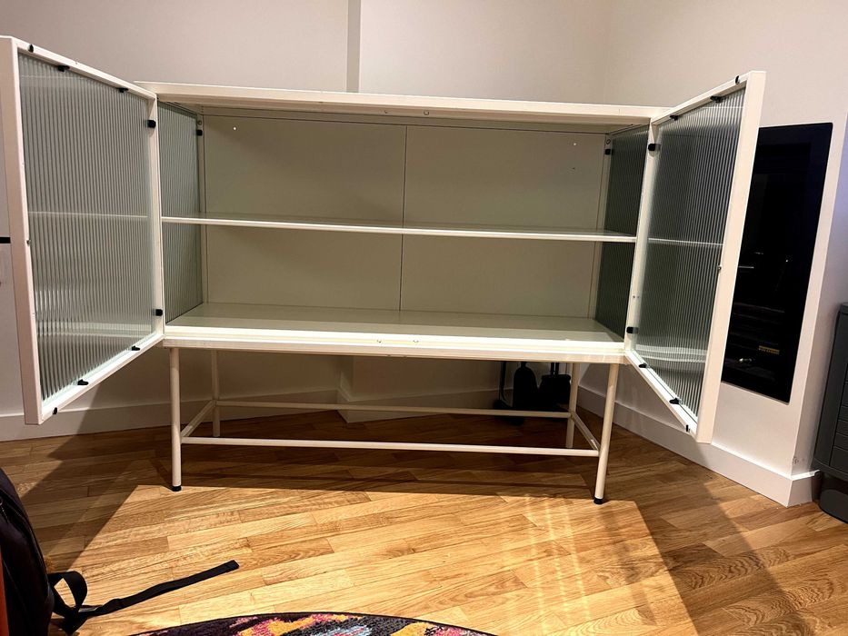 Vitrina / Aparador em metal branco e vidro esverdeado