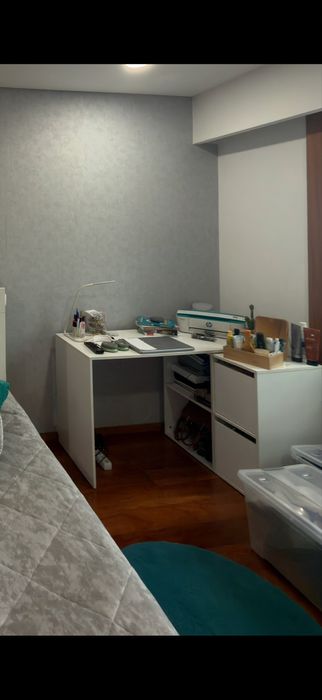 Secretaria branca com arrumacao