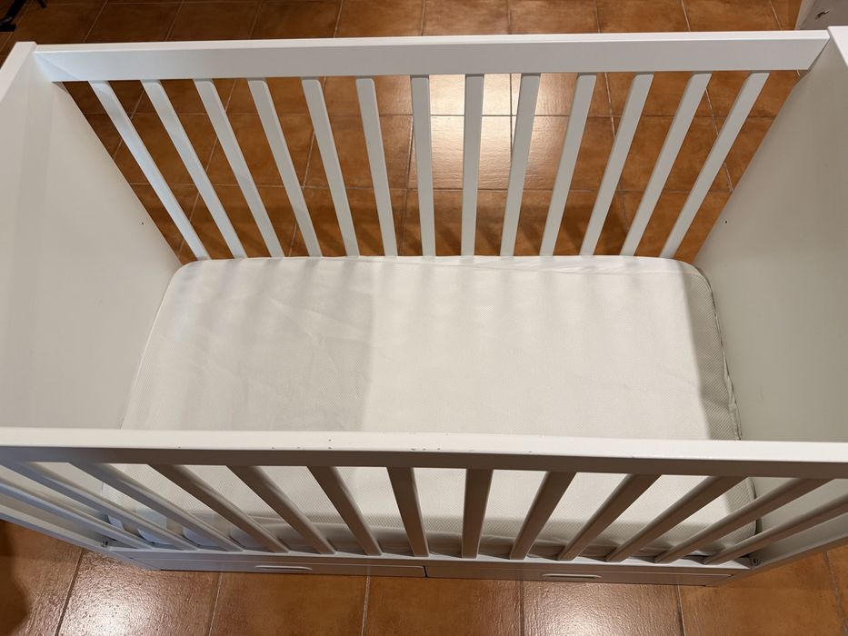 Berço de bebé Ikea branco com colchão e 2 gavetas