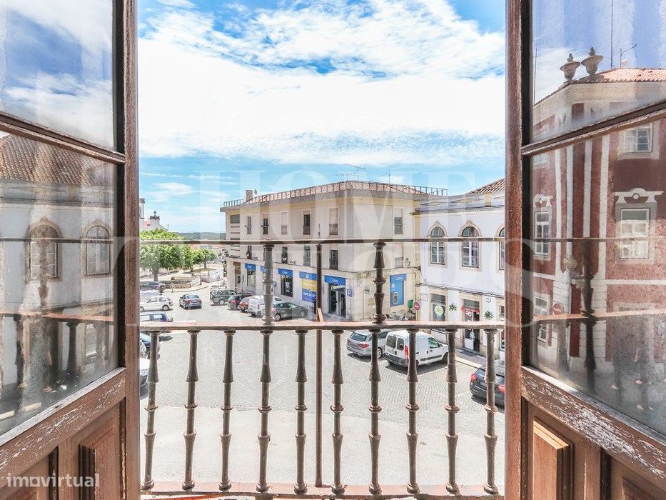 Solar situado no centro de Figueiró dos vinhos, na Praça do Município.