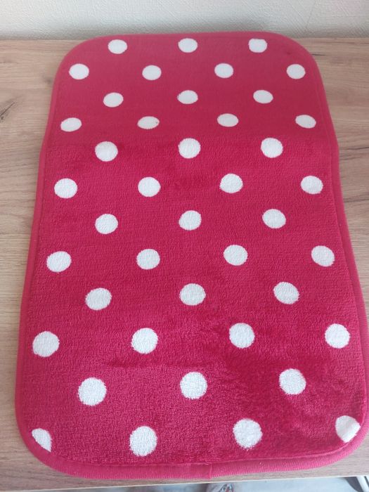 Świąteczna podkładka w grochy.