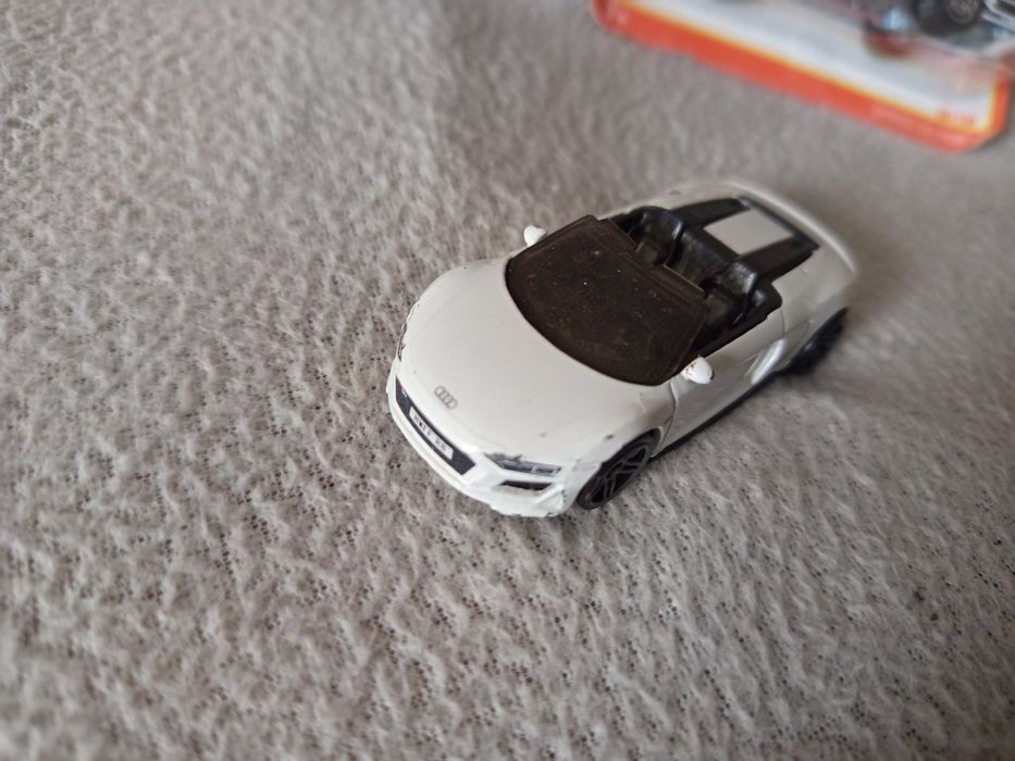 Дитячі ігрушки машинки.