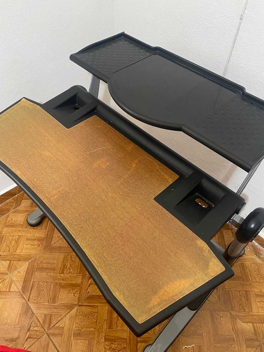 Duas scretárias em ótimo estado , sem qualquer marca de uso