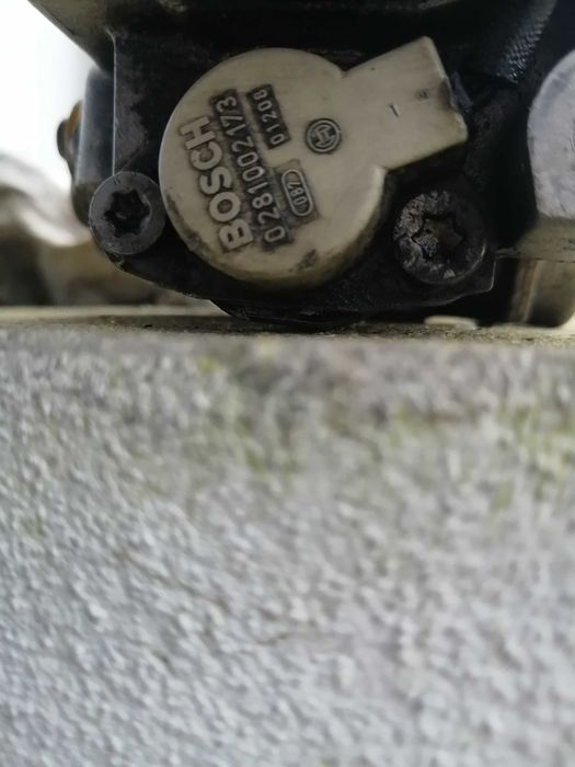 Vendo bomba injetora e 4 injetores em muito bom estado e conservado