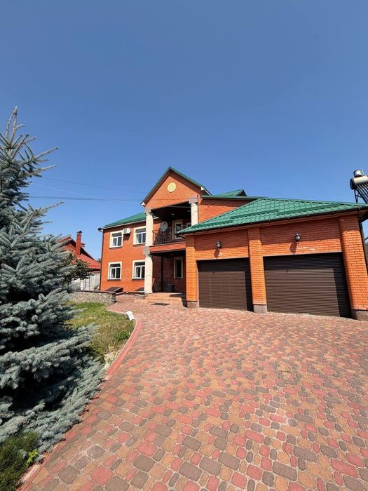 Продам 2-х  поверховий будинок в центрі міста