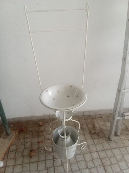 2 lavatórios antigos
