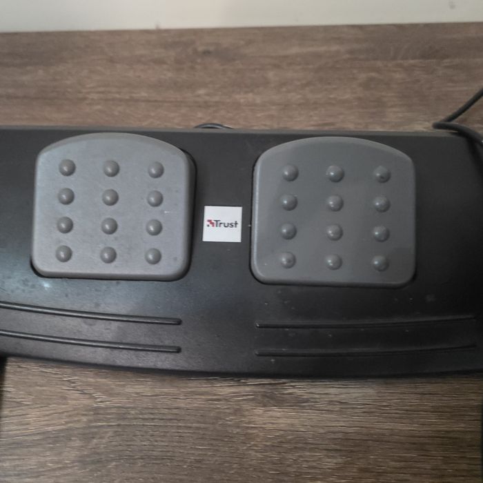 Ігрове кермо Trust Predator з педалями (б/у)