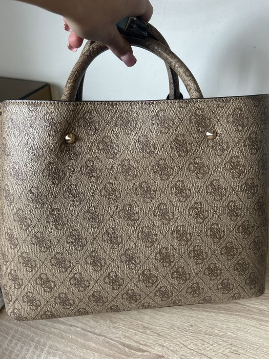 Torebka guess monogram brazowa  uzywana ,stan bardzo dobry