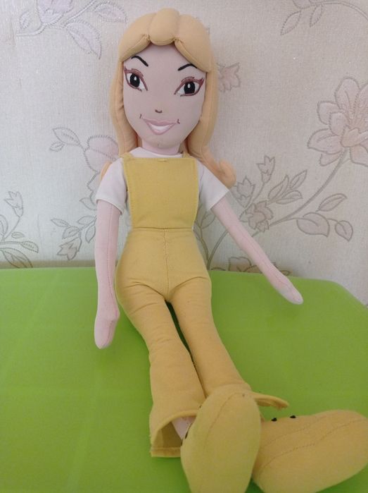 велика м'яка лялька