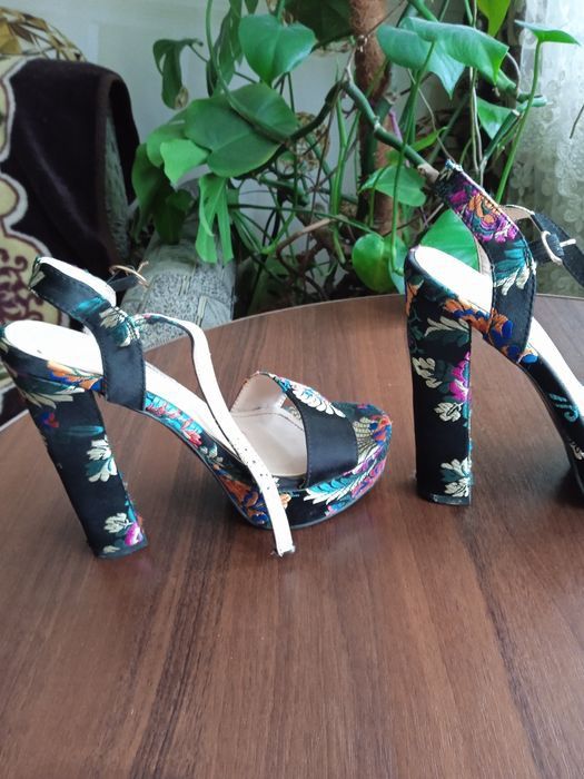 Продам босоніжки