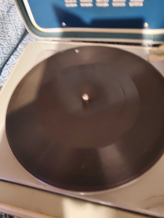 Электрический граммофон (проигрыватель пластинок) "Юность"