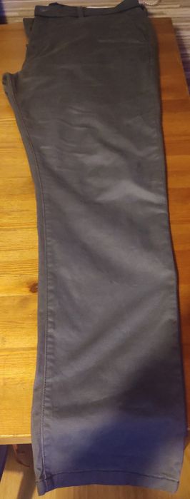 Calças muito elegantes de cor cinza