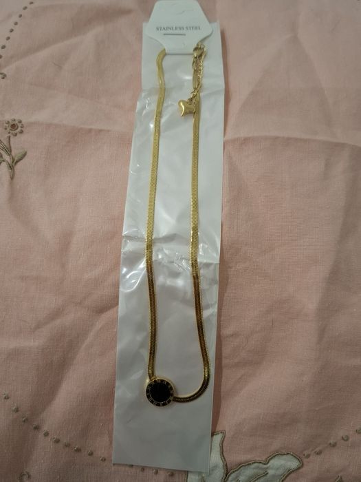 Colar com pingente dourado e preto em Aço 
Novo