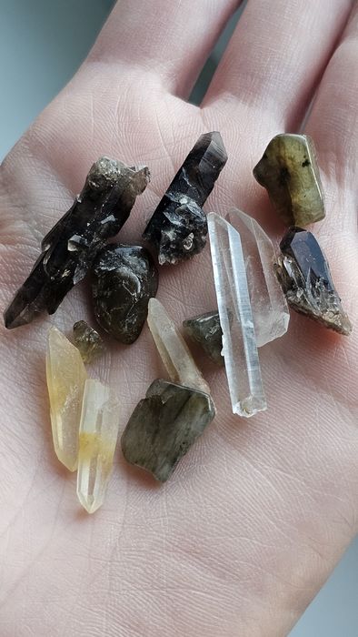 Zestaw minerałów do biżuterii: kwarc i labradoryt