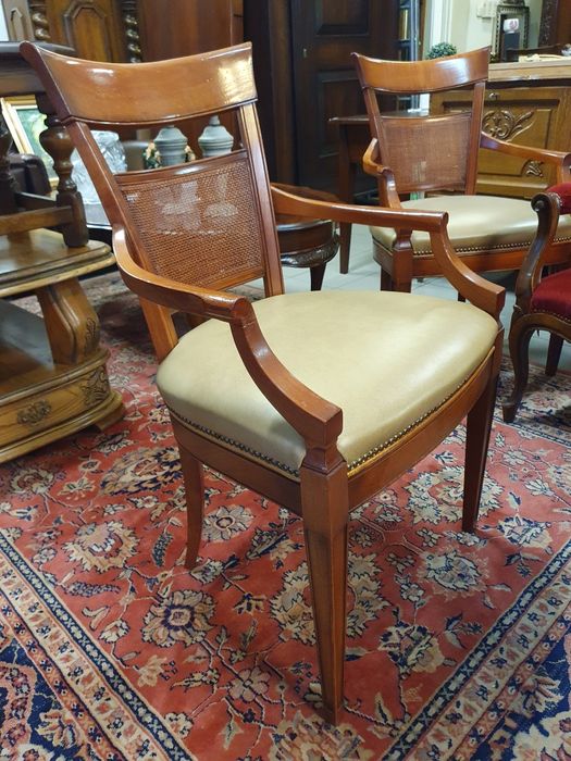 Cztery krzesła z podłokietnikami