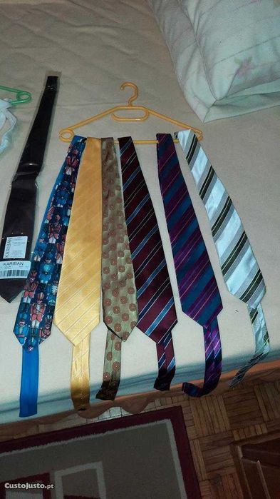 Gravatas de várias cores