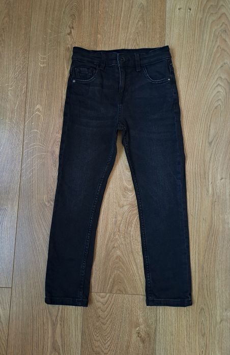 Черные джинсы и рубашка с длинным рукавом для мальчика